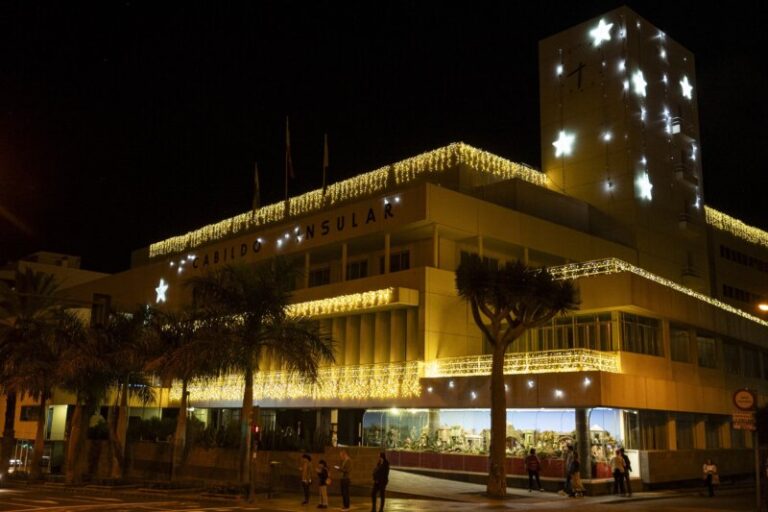 El Cabildo de Gran Canaria inaugura su tradicional belén y el iluminado navideño de Casa Palacio