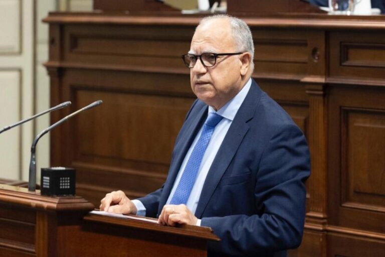 Curbelo urge abordar “soluciones reales” al “colapso” del puerto de Los Cristianos