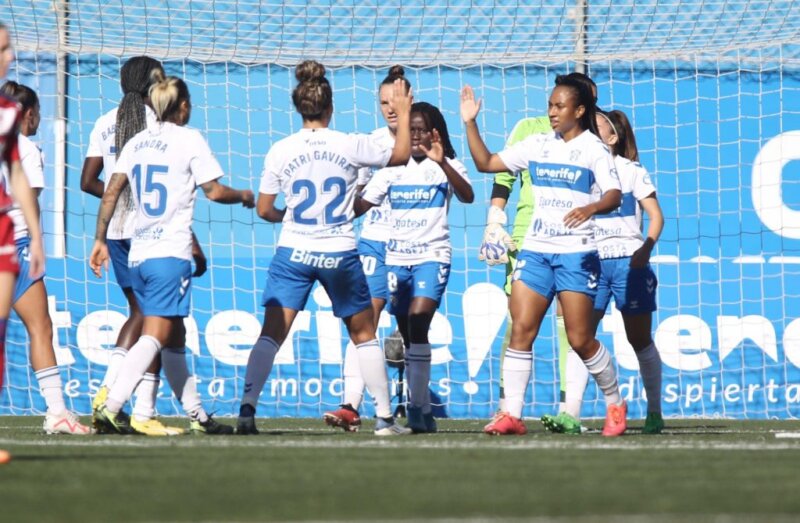 Las jugadoras celebran uno de los goles del partido. Imagen Costa Adeje Tenerife
