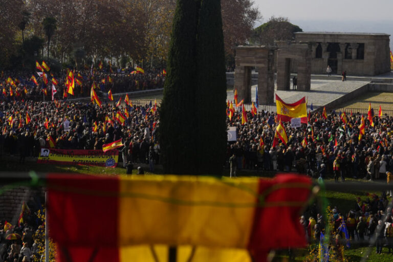 Miles de personas se concentran en Madrid en contra de la amnistía