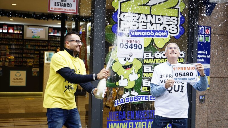 Dos empleados de una administración que vendieron parte del número 5490 correspondiente al 'Gordo' del Sorteo Extraordinario de la Lotería de Navidad, a 22 de diciembre de 2022, en Galicia (España). Javier Vázquez / Europa Press
