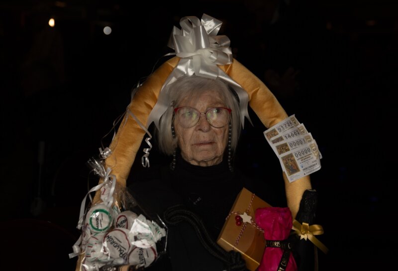 Manoli, vestida de cesta de Navidad antes del comienzo del Sorteo Extraordinario de la Lotería de Navidad 2023 en el Teatro Real de Madrid, a 22 de diciembre de 2023, en Madrid (España). Eduardo Parra / Europa Press 22/12/2023