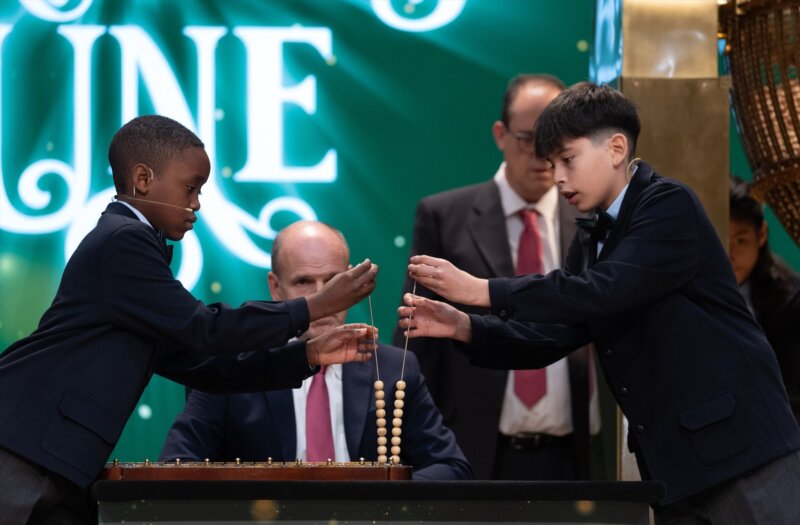 Ángel Abaga Elebiyo (i) canta premios y Luis Alcides Paniagua (d) canta número, durante el Sorteo Extraordinario de la Lotería de Navidad 2023 en el Teatro Real de Madrid, a 22 de diciembre de 2023, en Madrid (España).  Eduardo Parra / Europa Press 22/12/2023