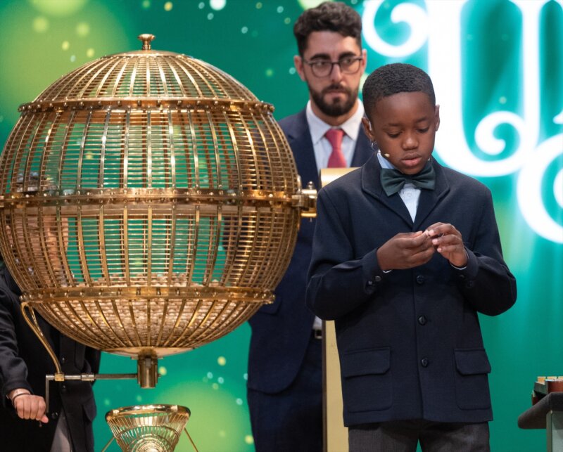 Ángel Abaga Elebiyo de la Residencia de San Ildefonso canta premios durante el Sorteo Extraordinario de la Lotería de Navidad 2023 en el Teatro Real de Madrid, a 22 de diciembre de 2023, en Madrid (España).  Eduardo Parra / Europa Press 22/12/2023
