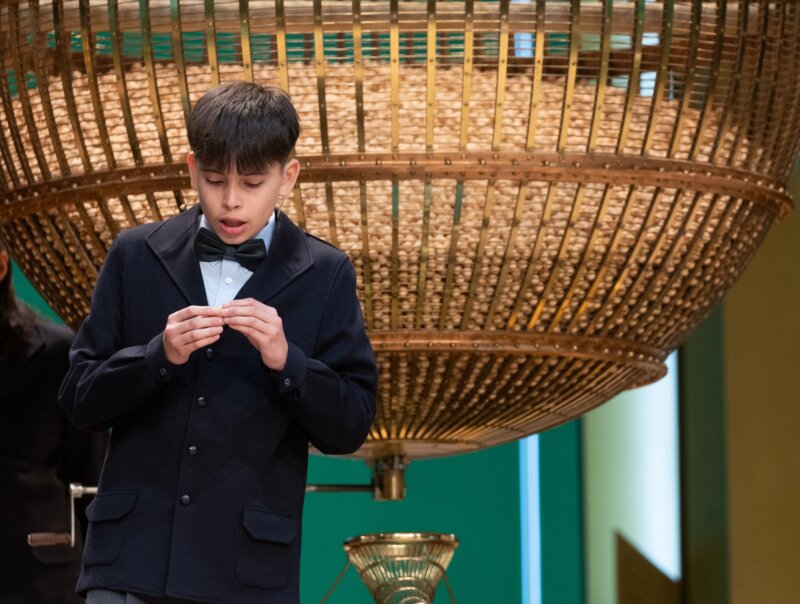 Luis Alcides Paniagua canta número de la Residencia de San Ildefonso canta número durante el Sorteo Extraordinario de la Lotería de Navidad 2023 en el Teatro Real de Madrid, a 22 de diciembre de 2023, en Madrid (España).  Eduardo Parra / Europa Press 22/12/2023