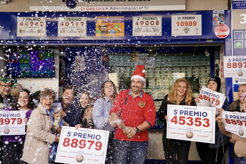 Varios agraciados celebran el la administración de La Gata Loca, el quintos premios del Sorteo Extraordinario de Lotería de Navidad 2023, correspondiente a los números,  88979 y 45353 a 17 de Málaga  (España),  a 22 de diciembre de 2023, en Dos Hermanas (Servilla, Andalucía).  Álex Zea / Europa Press 22/12/2023
