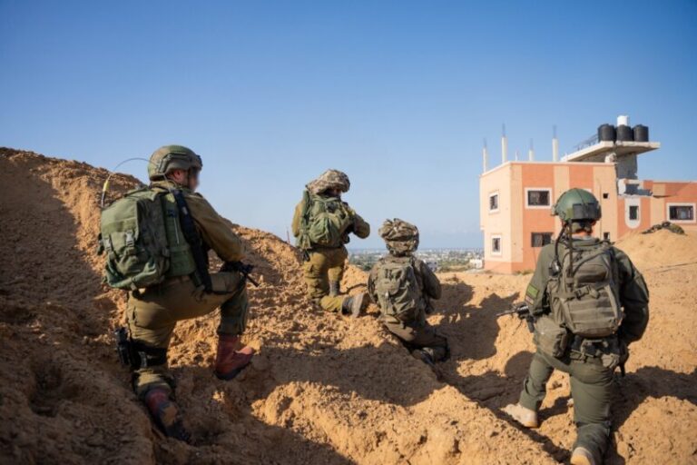 Denuncian bombardeos israelíes en torno a una clínica de la UNRWA en Yabalia