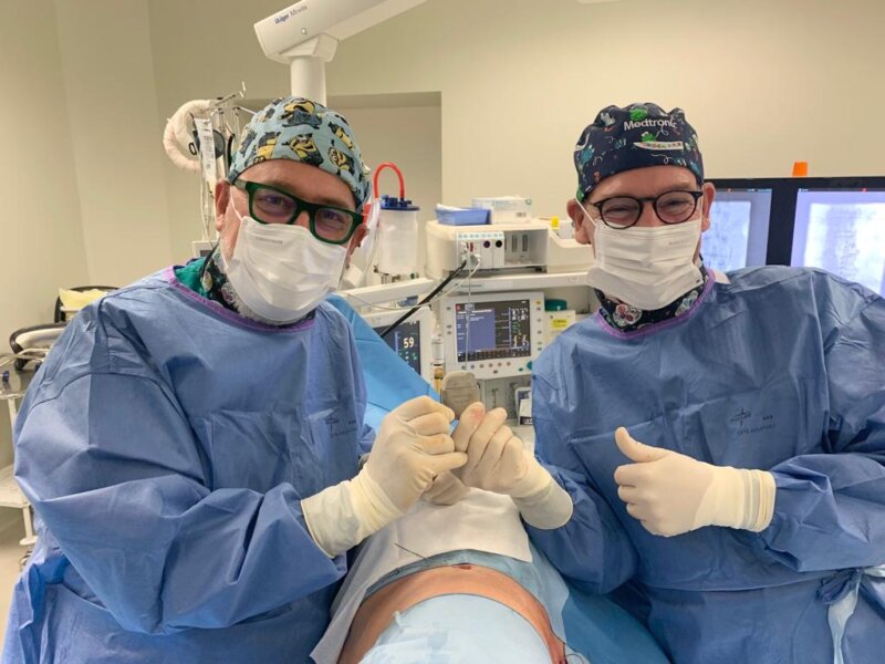 Los doctores Fernando Ojeda y Frank Walter implantan este nuevo dispositivo dolor. Imagen cedida por el HUC