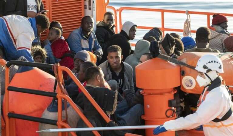 Salvamento rescata a 145 personas de tres neumáticas y las traslada a Lanzarote