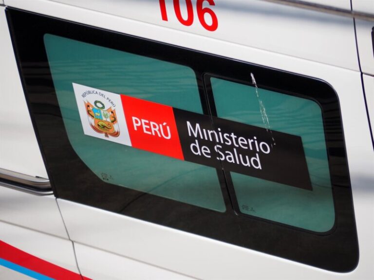 Nueve muertos y 37 heridos tras volcar una guagua en Perú