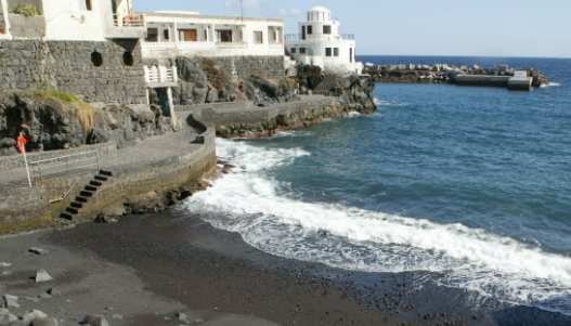 Herido grave al tirarse de altura al agua en una zona rocosa en Candelaria, en Tenerife