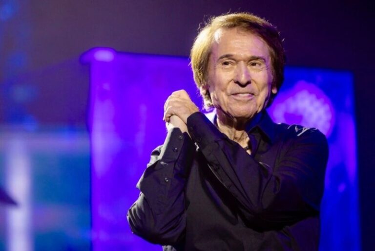 Raphael actúa ante 5.000 personas en el Pabellón Santiago Martín de Tenerife