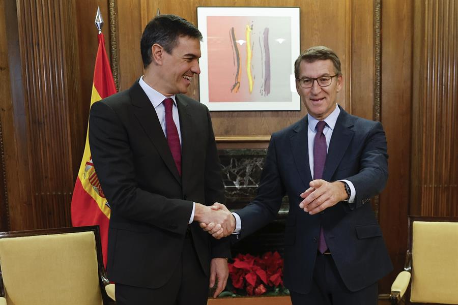 Sánchez y Feijóo, reunidos en el Congreso entre gran expectación por cerrar algún pacto