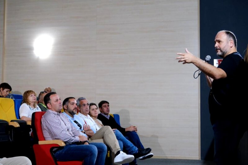 En un encuentro en la Casa de la Cultura de Tazacorte con personas afectadas por el volcán, José Antonio Valbuena manifestó que el decreto presentado por Coalición Canaria "no resuelve la problemática de todos los afectados