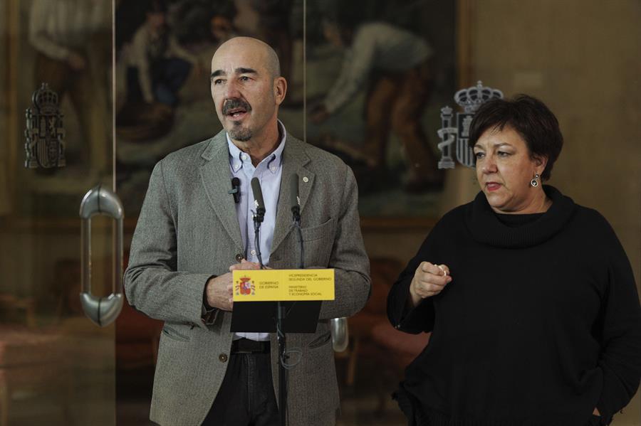 Mari Cruz Vicente (d), representante de CCOO, y Fernando Luján (i), representante de UGT, durante rueda de prensa tras la Reunión de Gobierno, Sindicatos y patronal para la subida del sueldo mínimo interprofesional en el Ministerio de Trabajo en Madrid, el 11 de Diciembre de 2023. EFE/Sergio Pérez