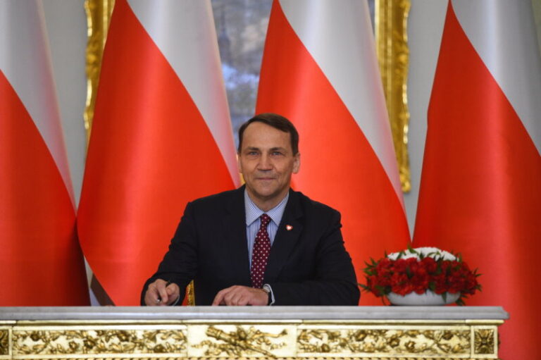 El ministro de Exteriores polaco viaja a Kiev en su primera visita al extranjero