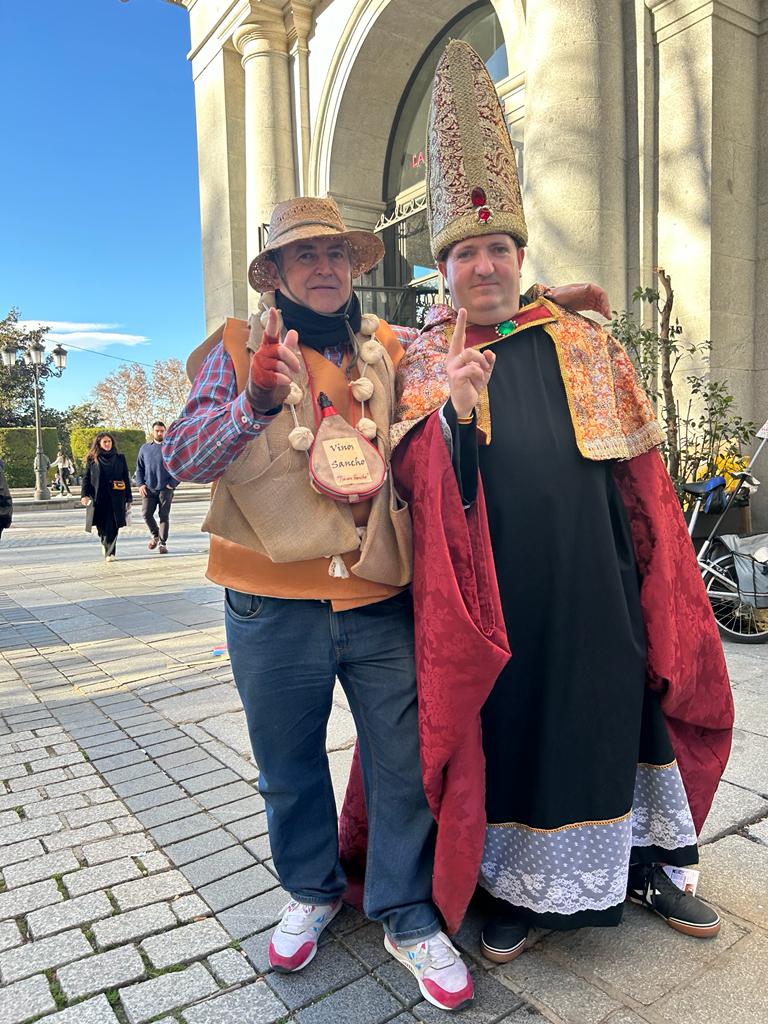 Imagen de dos de las personas que ya esperan por fuera del Teatro Real para asistir al sorteo
