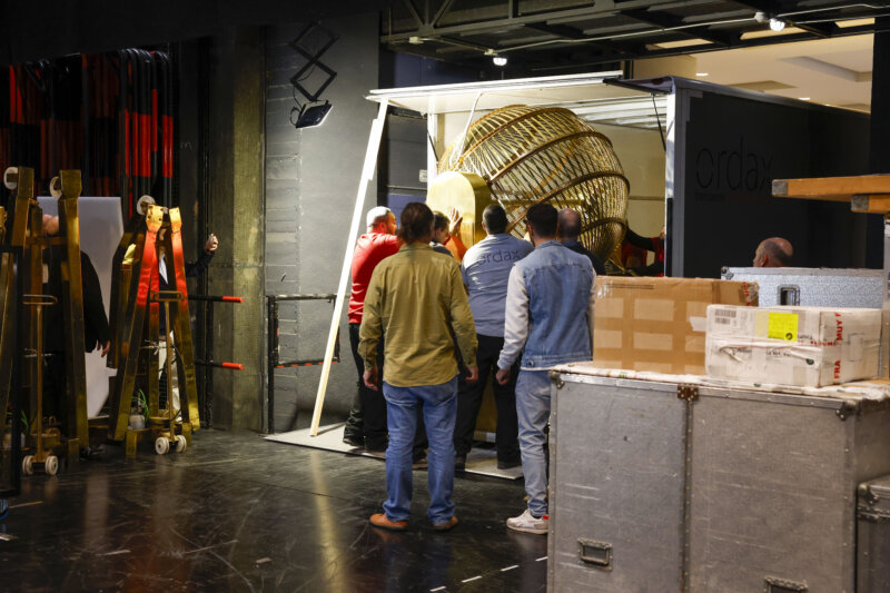 MADRID, 15/12/2023.- Varios operarios descargan los bombos del Sorteo Extraordinario de Lotería de Navidad este viernes que, junto al resto de materiales que se utilizarán en el sorteo del día 22 de diciembre, han llegado al Teatro Real. EFE/ J.J.Guillén