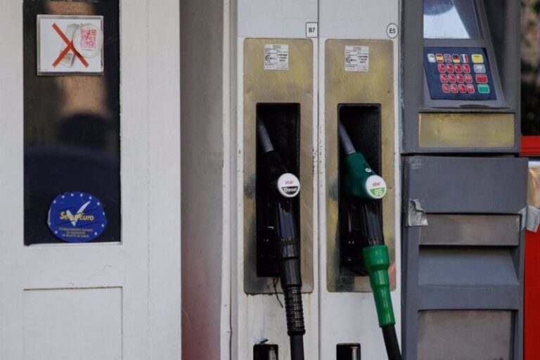 Los carburantes mantienen su tendencia a la baja y alcanzan mínimos anuales