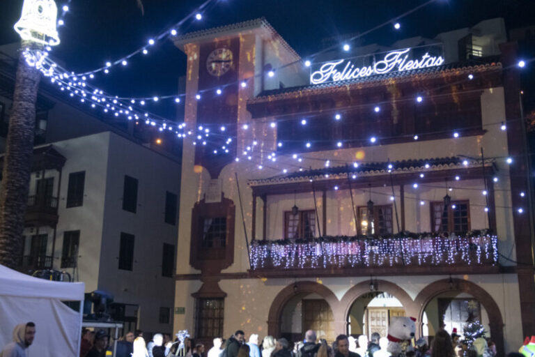 Las capitales canarias se iluminan por Navidad