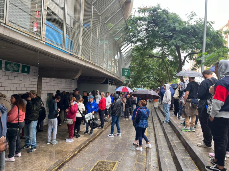 Colas en el Heliodoro para conseguir entradas para el derbi canario de Copa del Rey