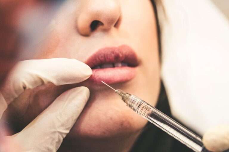 Los dermatólogos alertan sobre el peligro de las intervenciones estéticas por manos no cualificadas