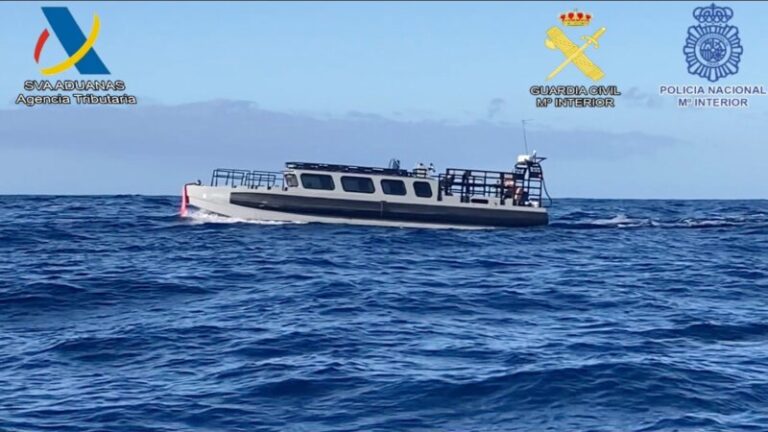 Interceptan una lancha con más de dos toneladas de cocaína al oeste de Canarias