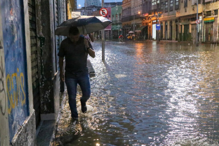 Dos muertos y más de 300 desplazados por las lluvias en Río de Janeiro