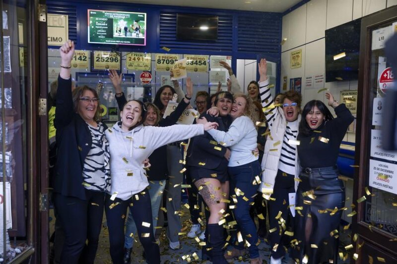 MADRID, 22/12/2023.- Varias personas celebran en la sucursal Doña Manolita de Madrid, que ha vendido décimos de los números 01.568 y 88979, dos de los quintos premios, durante la celebración del sorteo extraordinario de Navidad de la Lotería Nacional, este viernes. EFE/Aitor Martín