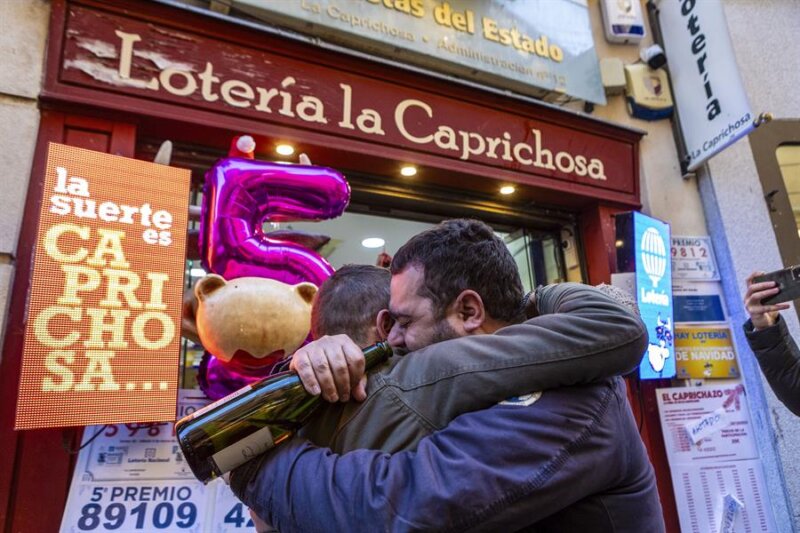 TOLEDO, 22/12/2023.- Vista de la administración La Caprichosa de Toledo mientras celebran tras haber vendido décimos del número 45.353, agraciado con uno de los quintos premios del sorteo extraordinario de la Lotería de Navidad, este viernes. EFE/ Ángeles Visdómine
