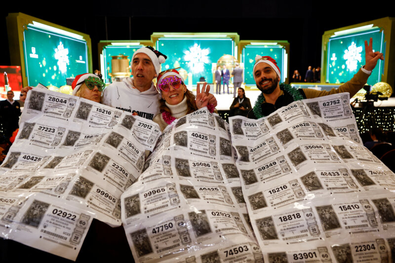 La gente disfrazada posa antes del inicio del sorteo de la tradicional Lotería de Navidad de España 'el Gordo', en el Teatro Real, en Madrid, España, el 22 de diciembre de 2023. REUTERS/Susana Vera