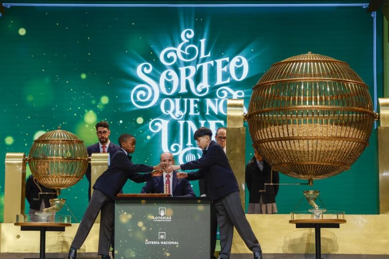 Imagen de archivo con los dos bombos que tradicionalmente están durante el Sorteo de la Lotería de Navidad. El bombo grande de la derecha es el de los números y el pequeño, el de la izquierda, es el que contiene los premios.