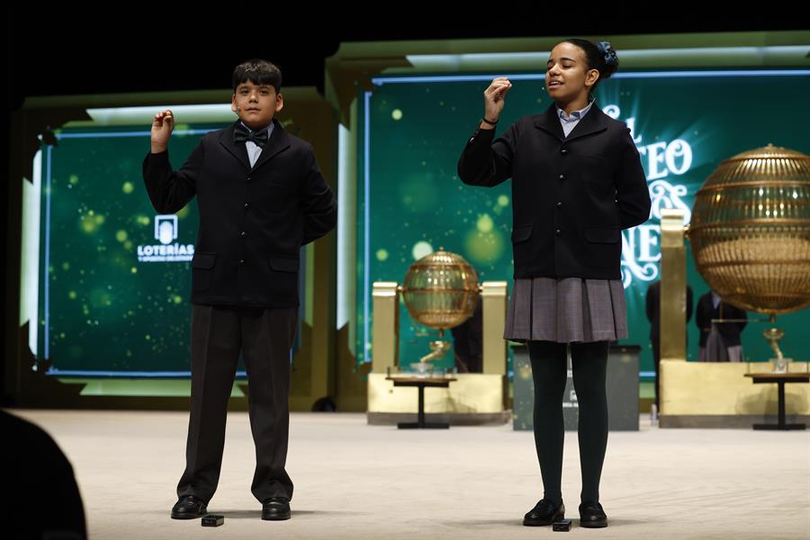 MADRID, 22/12/2023.- Dos niños de San Ildefonso cantan el primer quinto premio del sorteo, el 54.274, durante el sorteo extraordinario de Navidad de la Lotería Nacional este viernes en el Teatro Real de Madrid. EFE/ J.J. Guillén