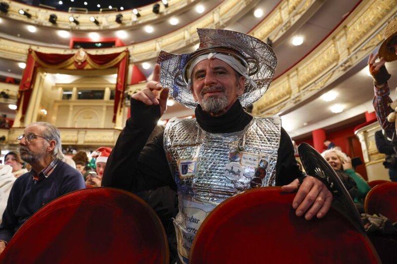 MADRID, 22/12/2023.- Un hombre disfrazado asiste en el Teatro Real de Madrid al sorteo extraordinario de Navidad de la Lotería Nacional donde se reparen 2.500 millones de euros. EFE/ J.J. Guillén