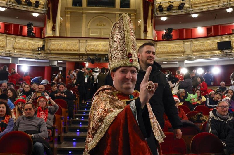 MADRID, 22/12/2023.- Un hombre disfrazado asiste en el Teatro Real de Madrid al sorteo extraordinario de Navidad de la Lotería Nacional donde se reparen 2.500 millones de euros. EFE/ J.J. Guillén