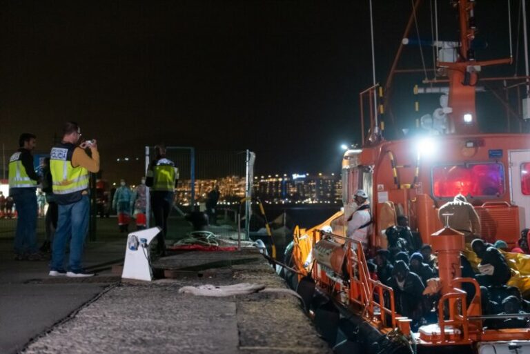 Rescatan a 129 personas en un cayuco avistado por un petrolero a 222 kilómetros de Gran Canaria