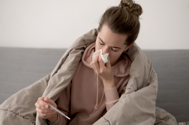 Repunte de contagios por gripe y covid. Imagen de recurso Freepik