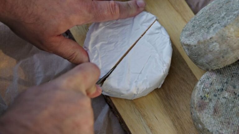 Recomiendan no consumir un queso francés