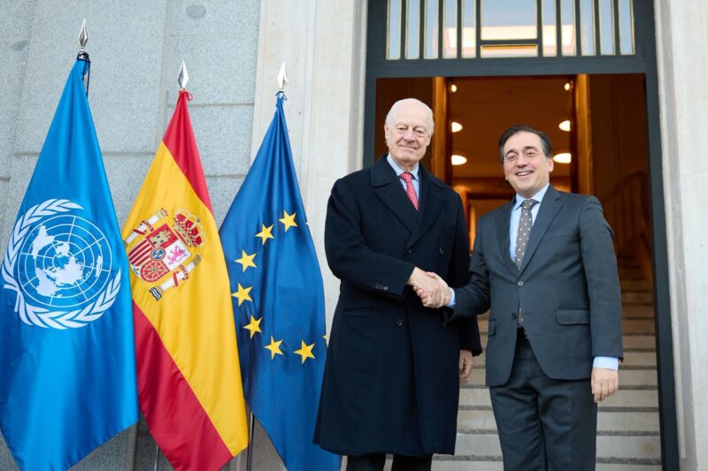 El ministro de Asuntos Exteriores, José Manuel Albares (derecha) con el enviado especial de Naciones Unidas para el Sáhara (izquierda)