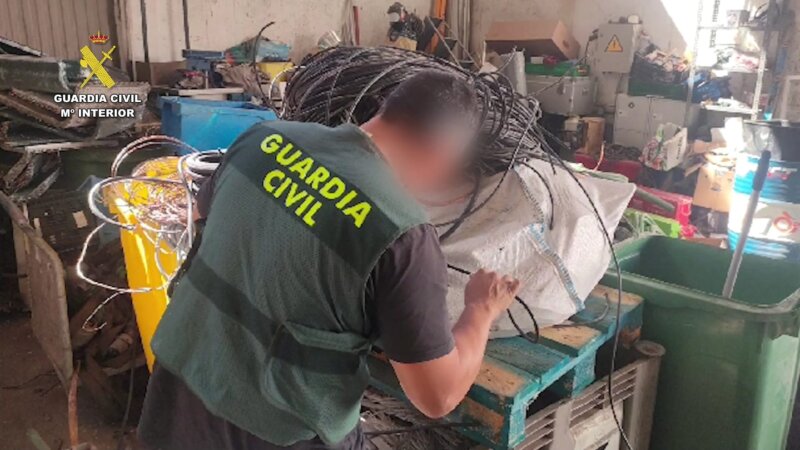 Guardia Civiil durante la intervención del robo de cable de cobre del alumbrado público de Santa Brígida y Arucas (Gran Canaria) / Guardia Civil