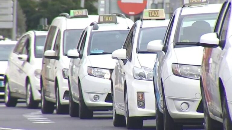 Un nuevo Decreto-Ley limita las licencias de vehículos de transporte con conductor en Canarias