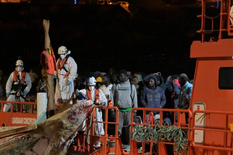 Llegan a Canarias 381 personas migrantes a bordo de cuatro embarcaciones
