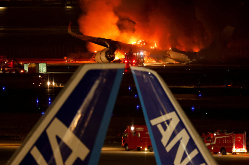 Al menos cinco muertos tras colisionar dos aviones en el aeropuerto de Tokio