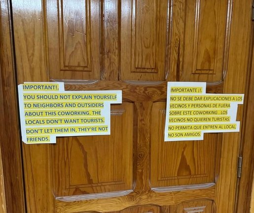 Cartel que se podía leer en la puerta del local que se ofertaba como alojamiento turístico en Arrecife compuesto por 20 tiendas de campaña