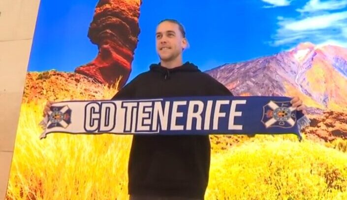 Álvaro Jiménez ya posa con los colores del CD Tenerife