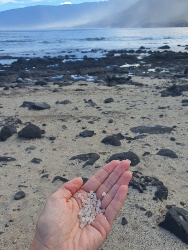 Las costas canarias sufren desde hace décadas la llegada de plásticos