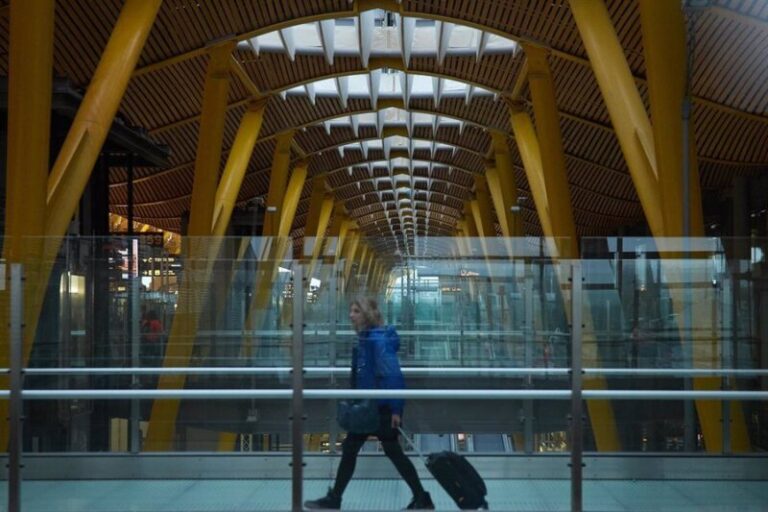 Interior y Aena habilitan otra sala para atender a los solicitantes de asilo en Barajas