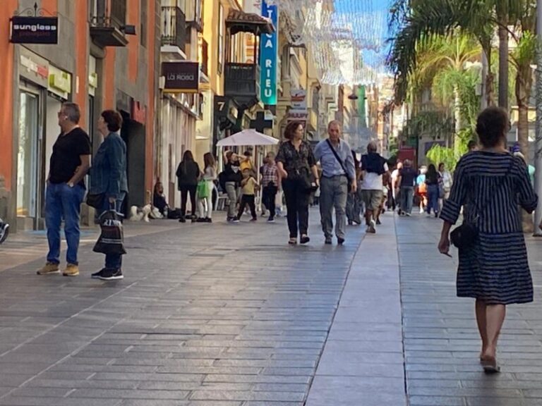 Primer día de rebajas con gran afluencia de personas