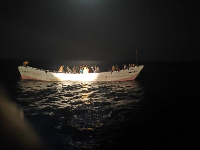 Rescatan cuatro embarcaciones con 376 migrantes