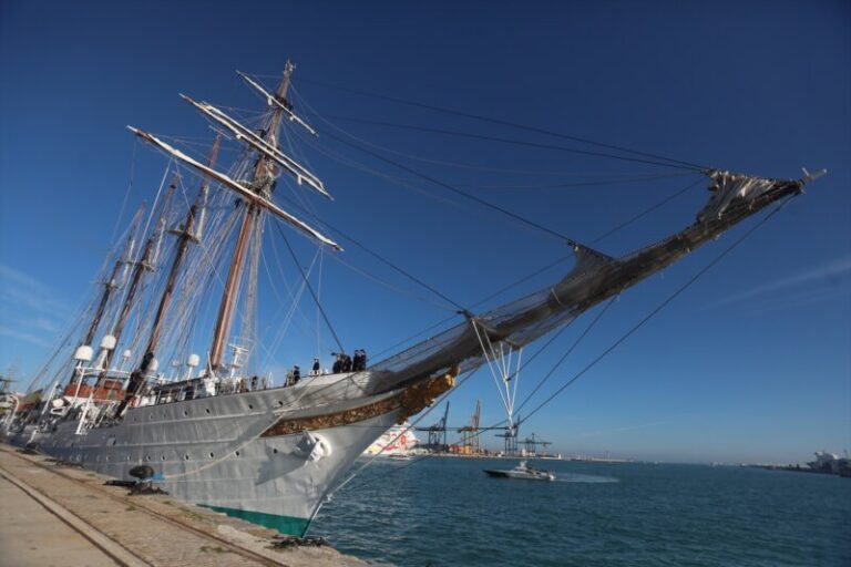 El Juan Sebastián Elcano visita Gran Canaria